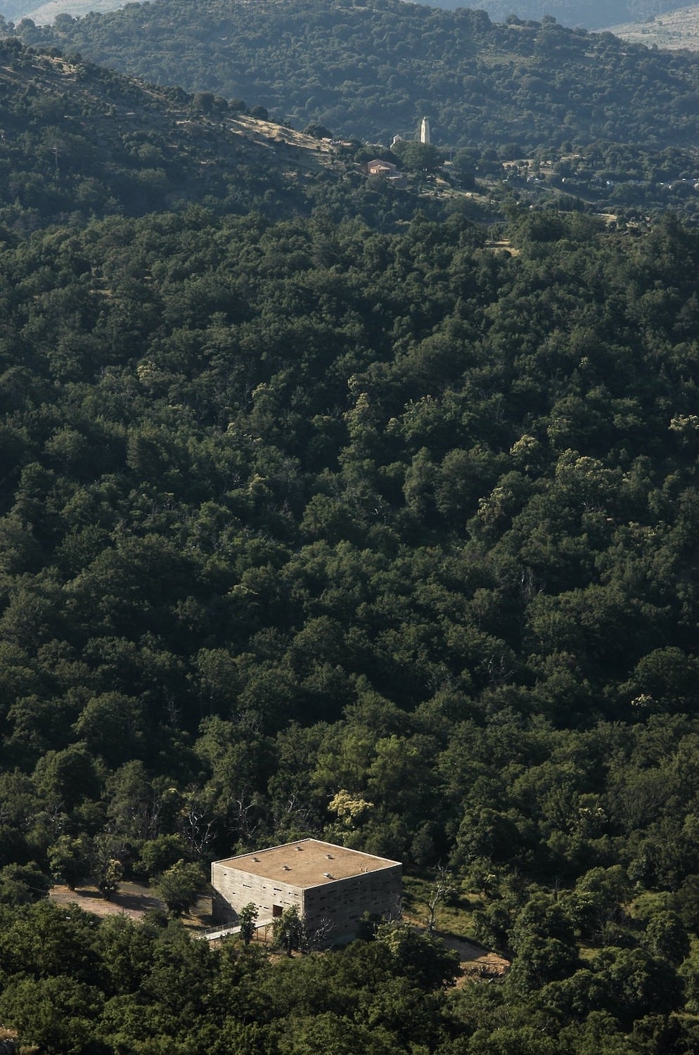 Théâtre A-Stazzona, vue aérienne, village de Pioggiola, la vallée de Giussani, Haute Corse. Photos venant du site de l’architecte « https://villabattesti.fr/ » avec crédit d’Alessandro Scarpellini